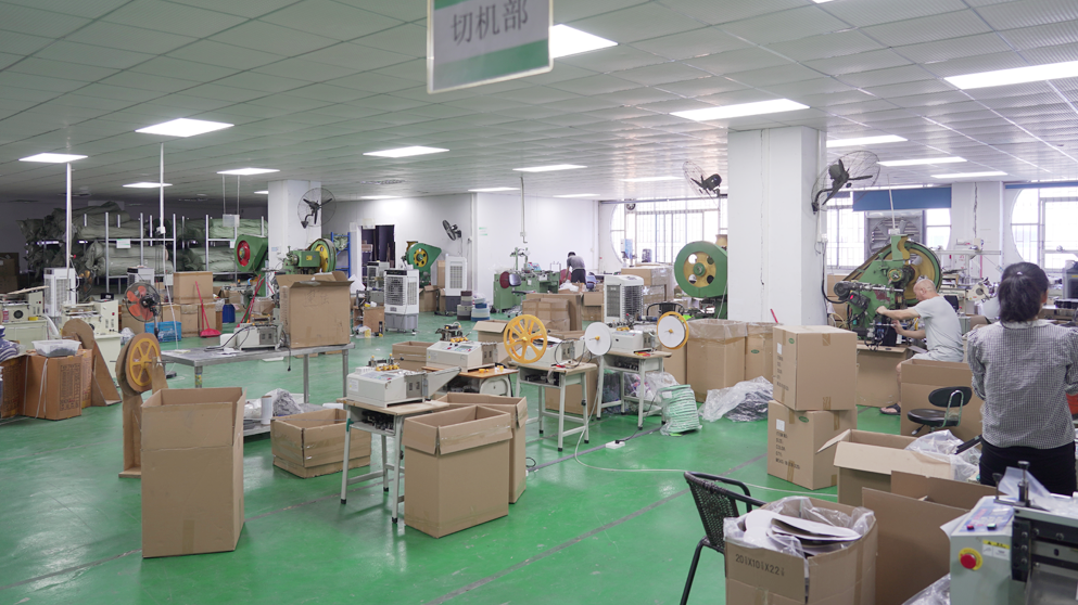 粘扣材料加工车间现场